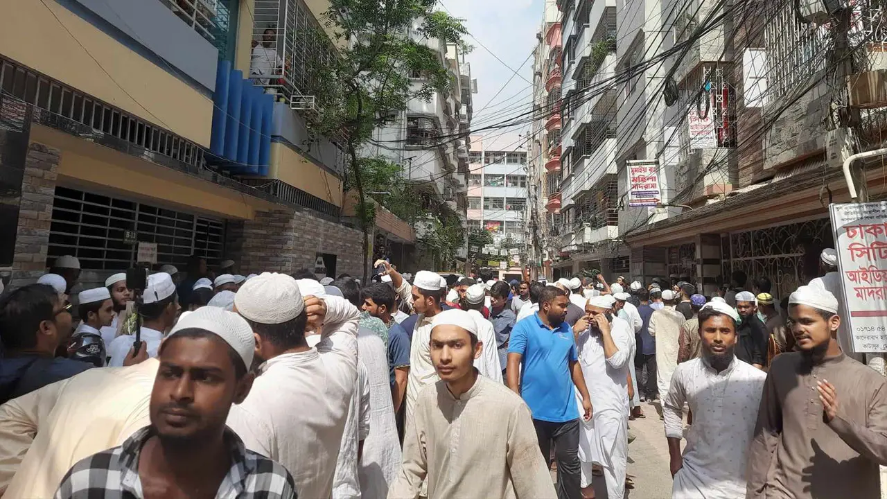 মামুনুল হককে এক নজর দেখতে অনুসারীদের ভিড়