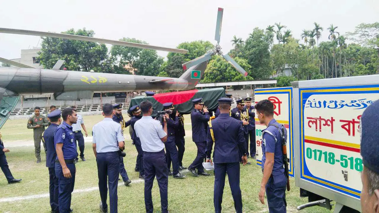 পতাকায় মোড়ানো পাইলট রিফাতের মরদেহ মানিকগঞ্জে