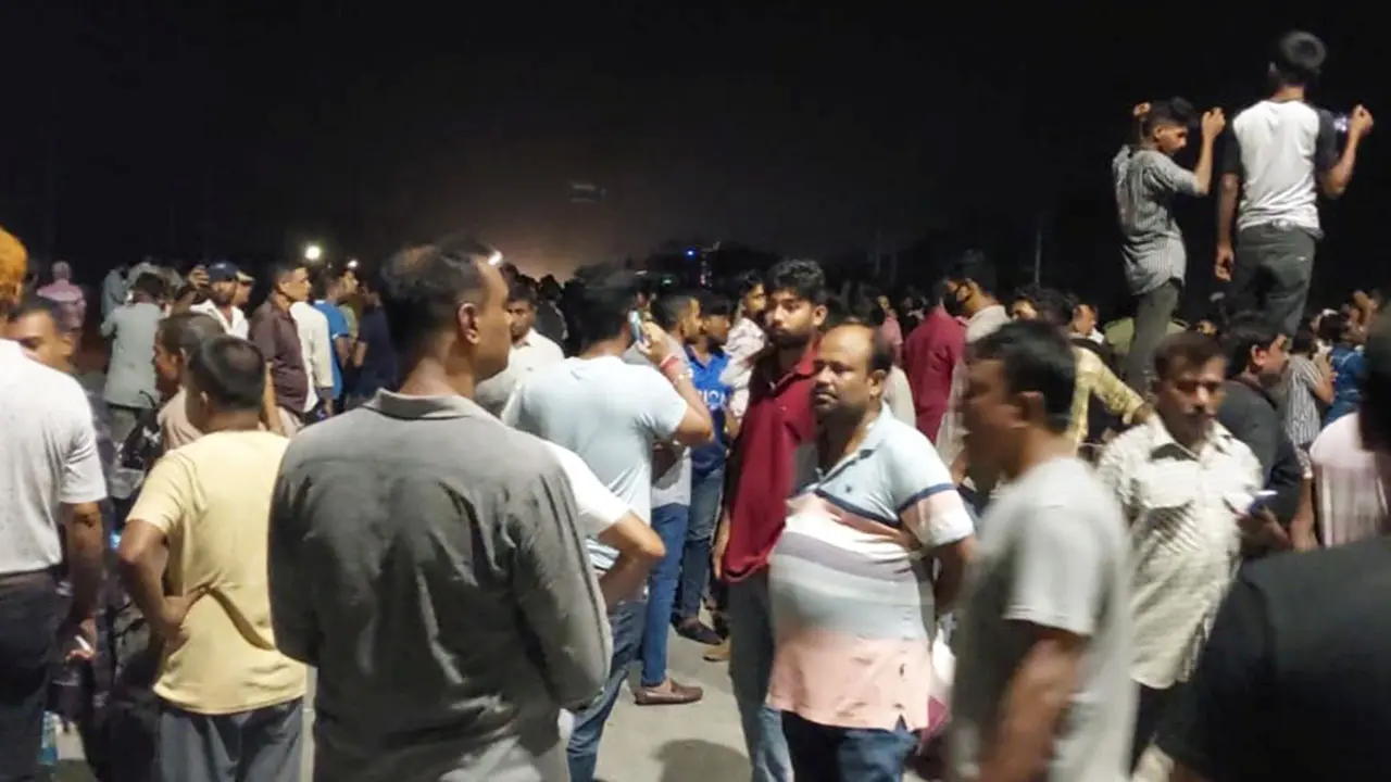 ভোটের ফলাফল ঘোষণায় বিলম্ব করায় ঢাকা-আরিচা মহাসড়ক অবরোধ