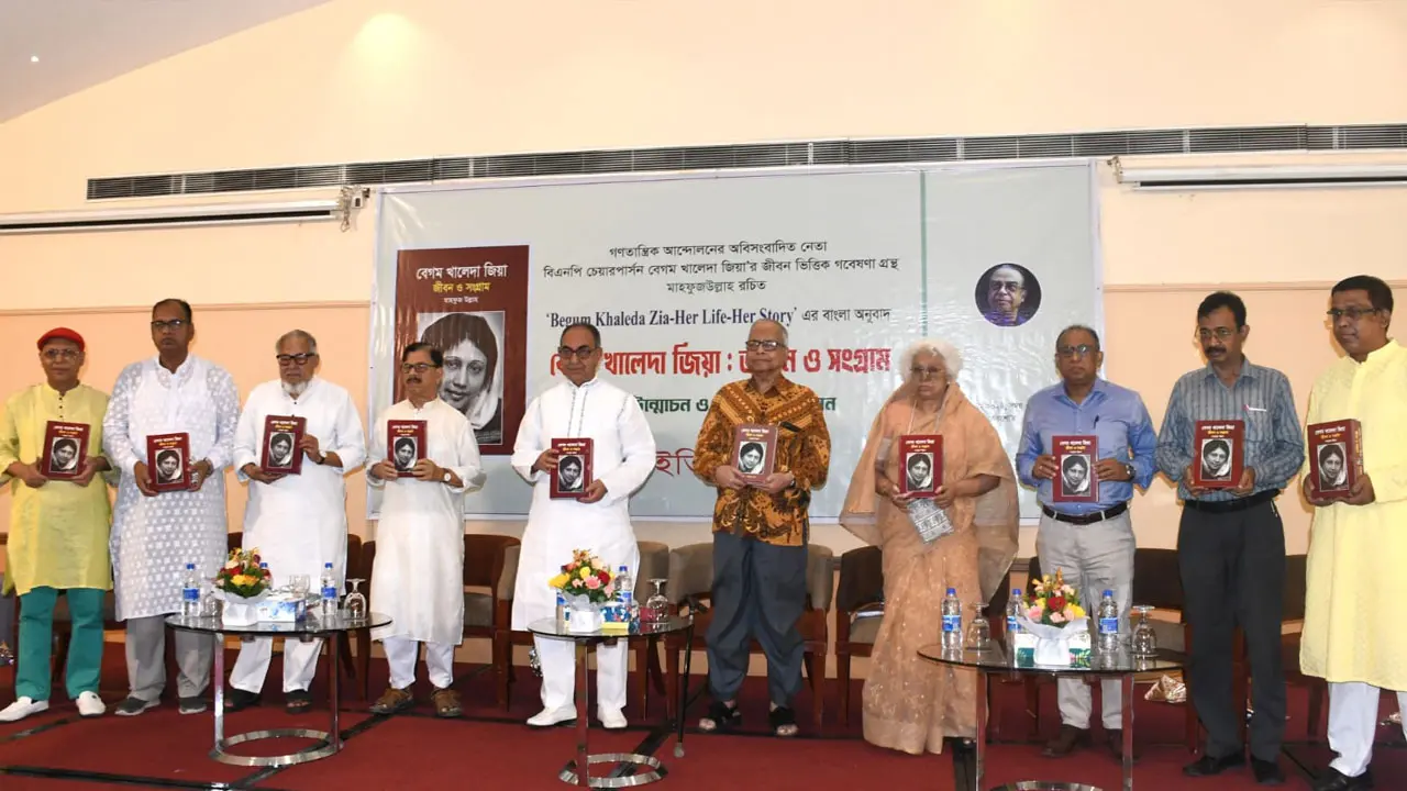 ‘নিজ কর্মদক্ষতায় খালেদা জিয়া রাজনৈতিক অঙ্গনে সবচেয়ে জনপ্রিয়’