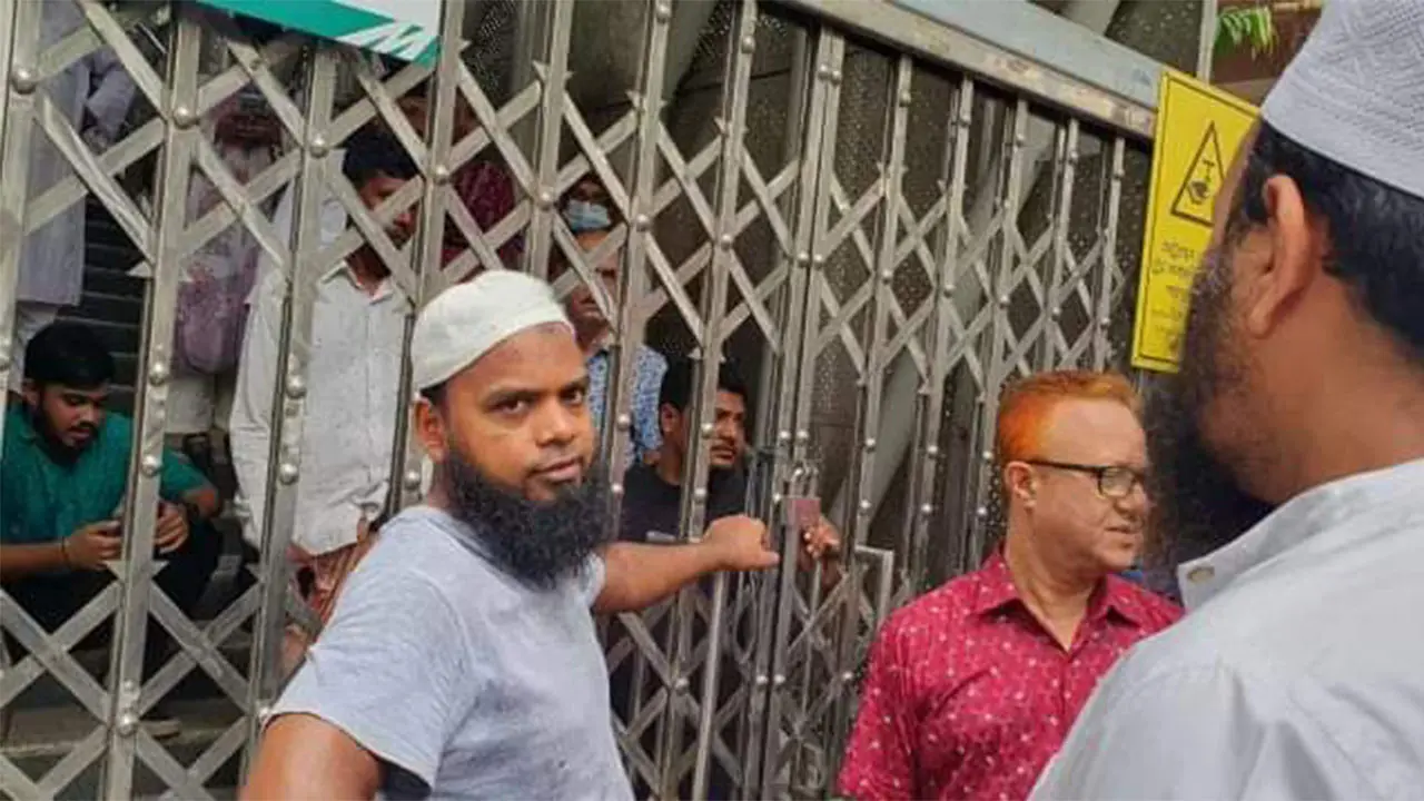 অটোরিকশা চালকদের অবরোধে মেট্রোরেলের ২ স্টেশনের গেট বন্ধ