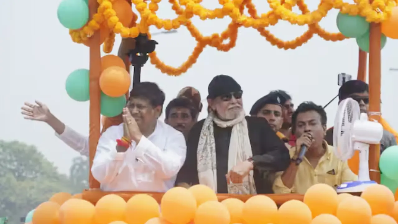 মিঠুন চক্রবর্তীর রোড শোতে বিরোধীদের বোতল নিক্ষেপ