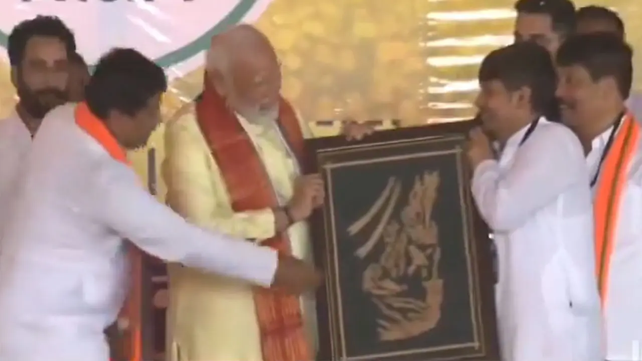 মোদিকে রবীন্দ্রনাথের উল্টো ছবি উপহার বিজেপি এমপির, তৃণমূলের খোঁচা