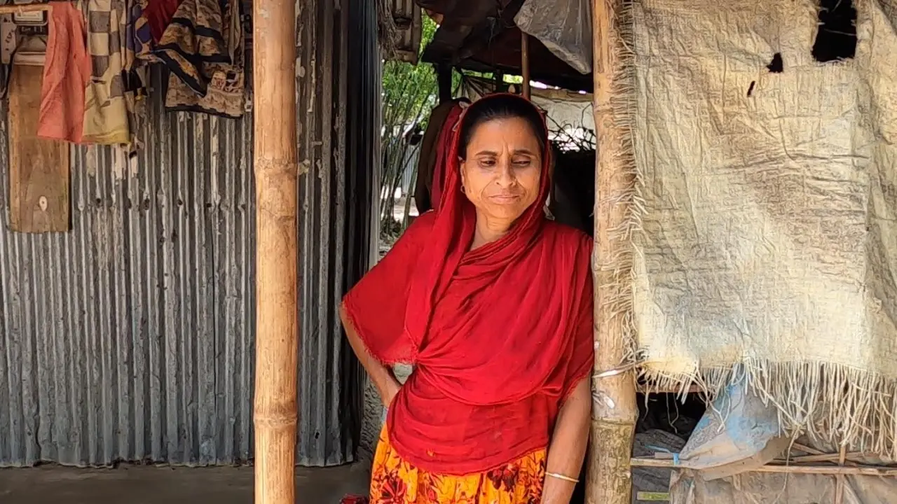 সন্তানদের মুখে খাবার তুলে দিতে মাটি কাটার কাজ করেন বেদেনা