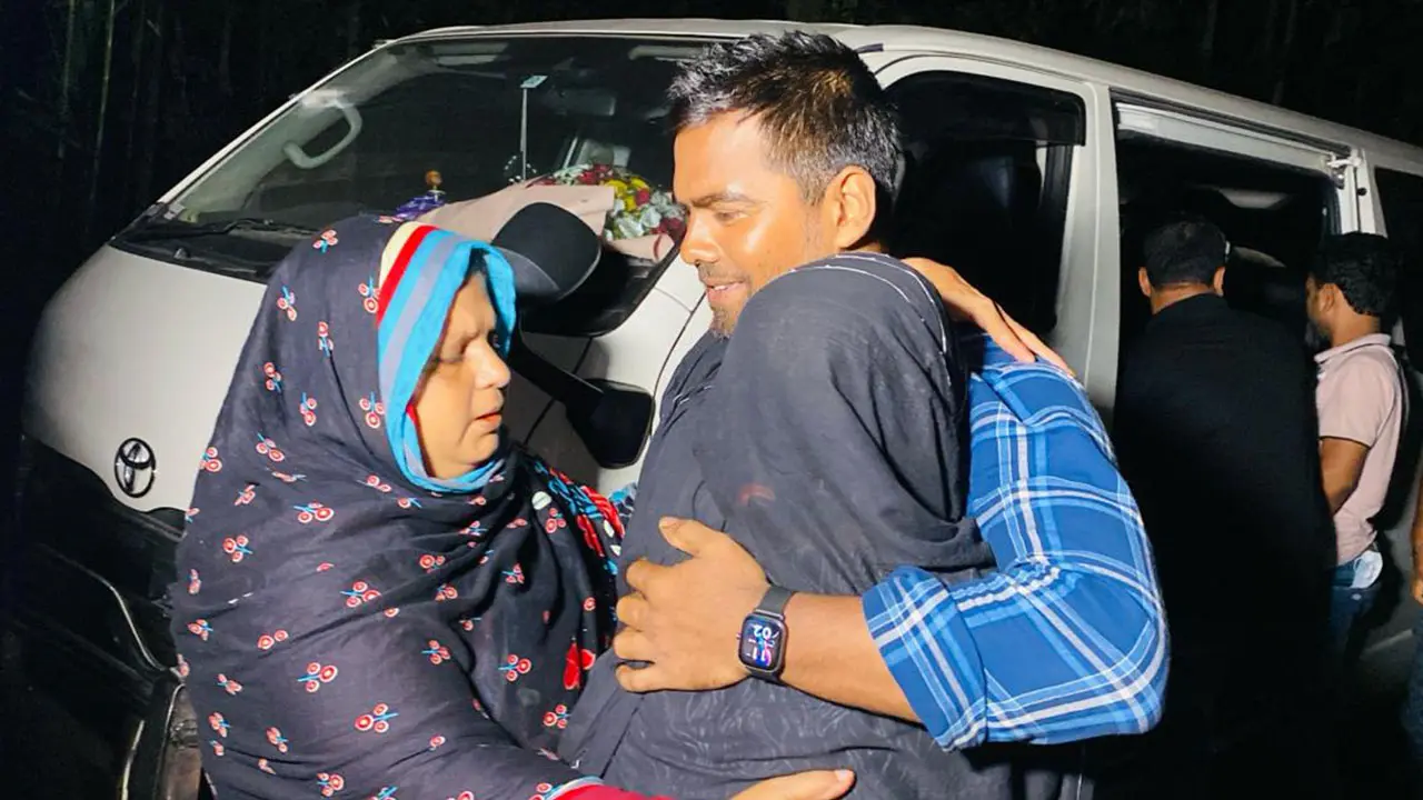 উদ্বেগ-উৎকণ্ঠা শেষে বাবা-মায়ের বুকে ফিরলেন নাবিক রাজু