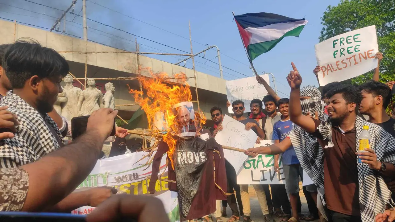 নেতানিয়াহুর কুশপুতুল দাহ করলেন ঢাবি শিক্ষার্থীরা