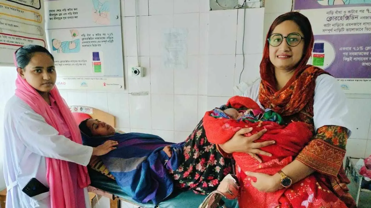 ঝড়ের রাতে মোবাইলের টর্চের আলোতে ২ নবজাতকের জন্ম