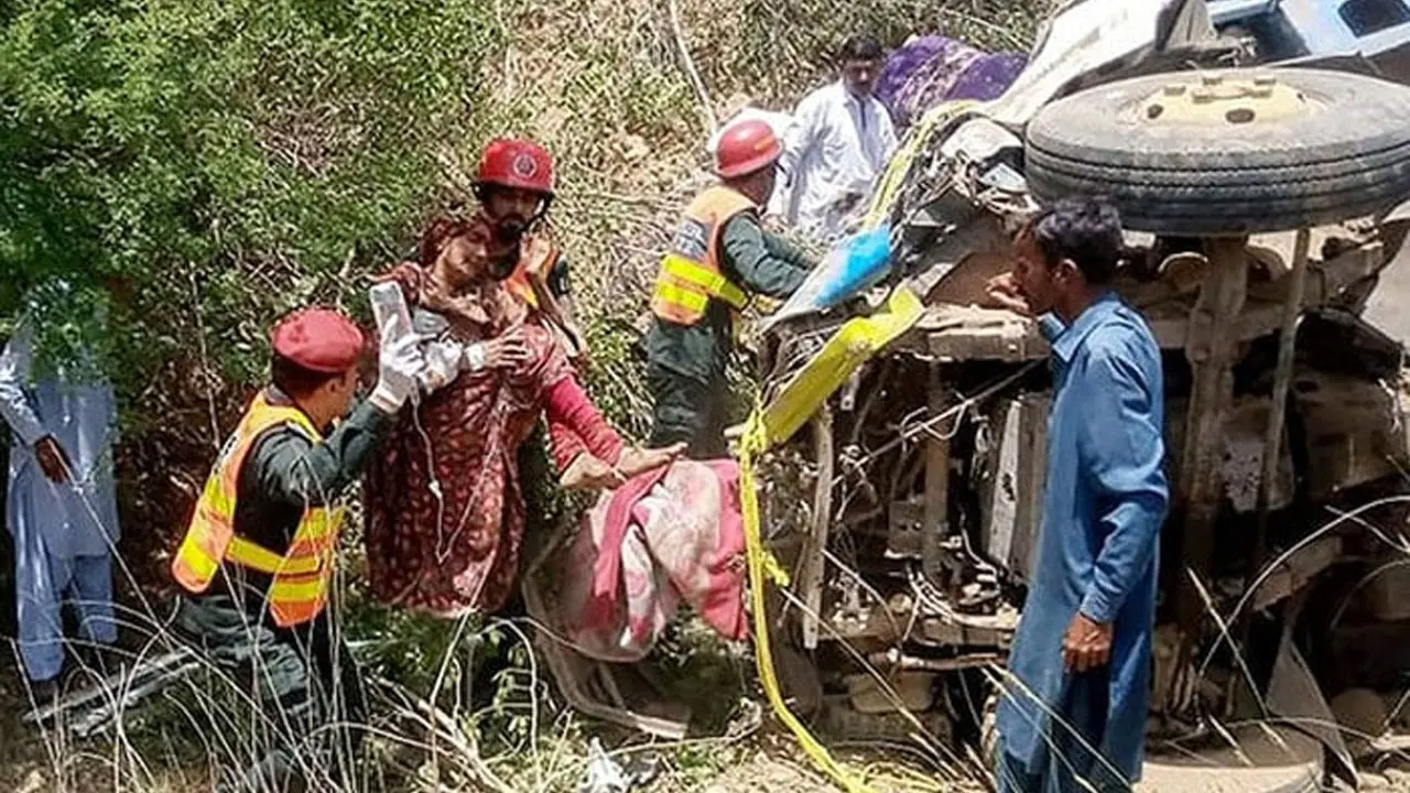 ব্রেক ফেল করে গাড়ি খাদে, নিহত একই পরিবারের ১৪