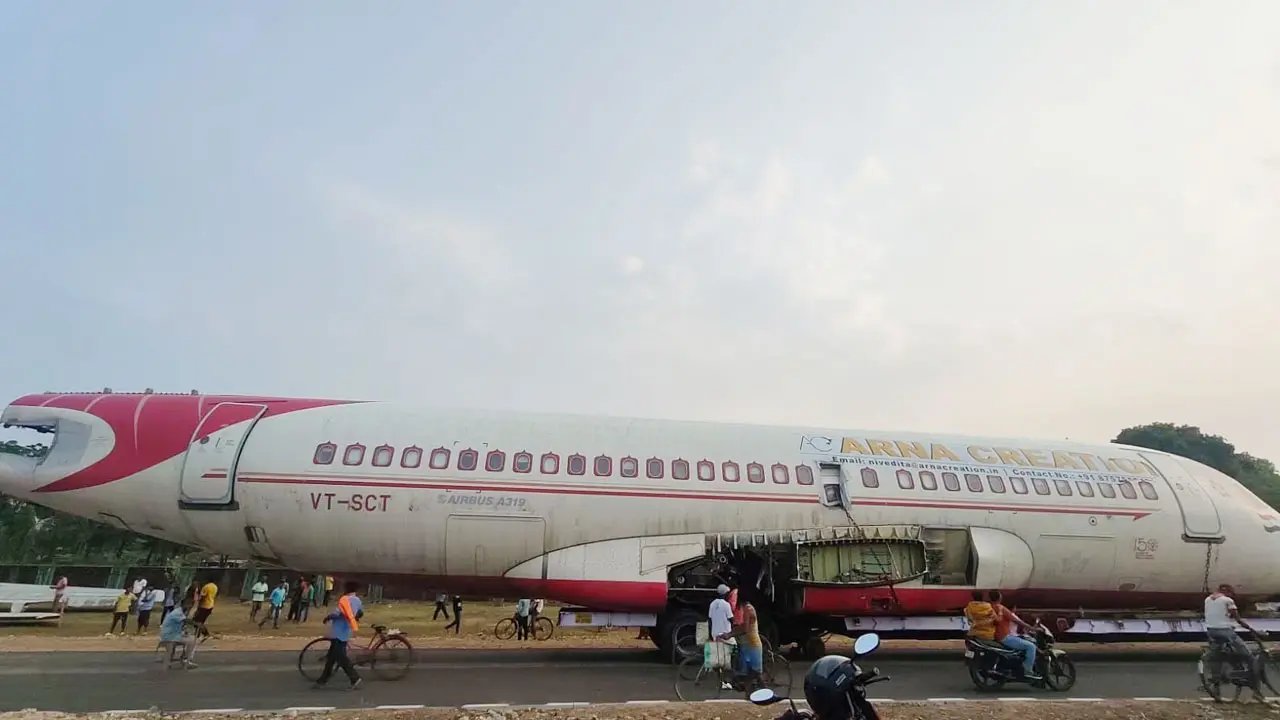 হঠাৎ গ্রামের রাস্তায় বিশাল প্লেন, দেখতে ছুটে এলো গ্রামবাসী