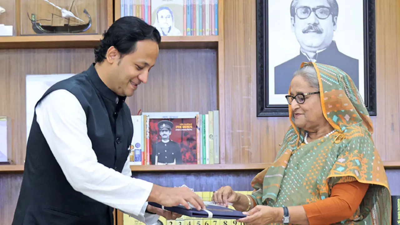 প্রধানমন্ত্রীর কাছে এসএসসির ফল হস্তান্তর 