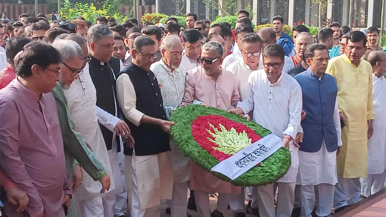 কবি কাজী নজরুল ইসলামের সমাধিতে প্রধানমন্ত্রীর শ্রদ্ধা