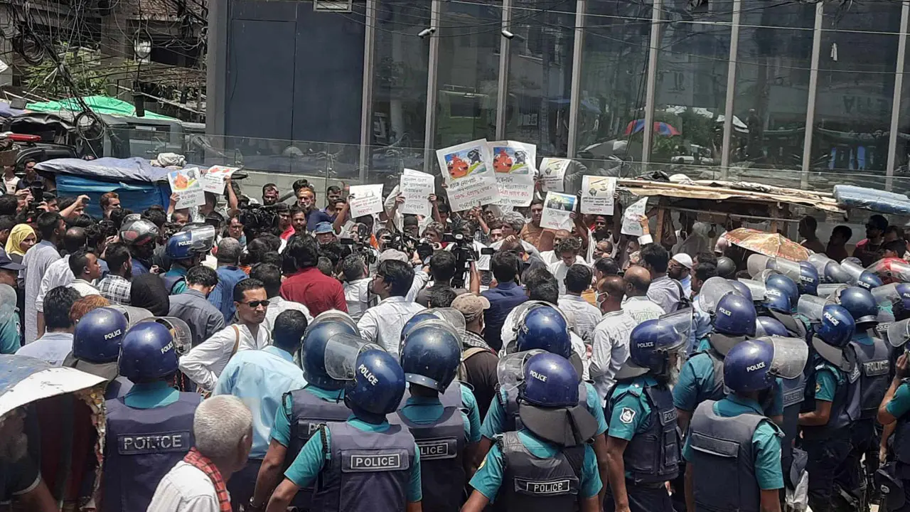 পুলিশি বাধায় বাংলাদেশ ব্যাংকের সামনে যেতে পারেনি গণসংহতির মিছিল