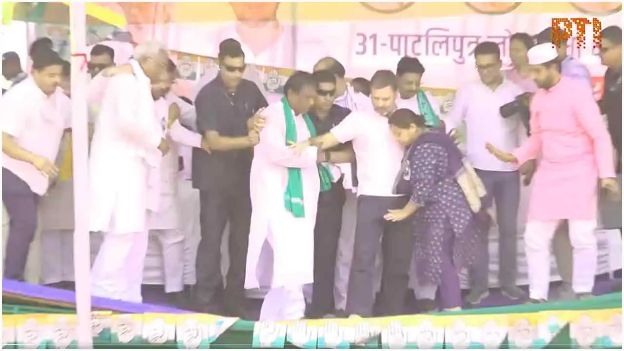 বিহারে রাহুল গান্ধীকে নিয়ে ভেঙে পড়লো মঞ্চ (ভিডিও)