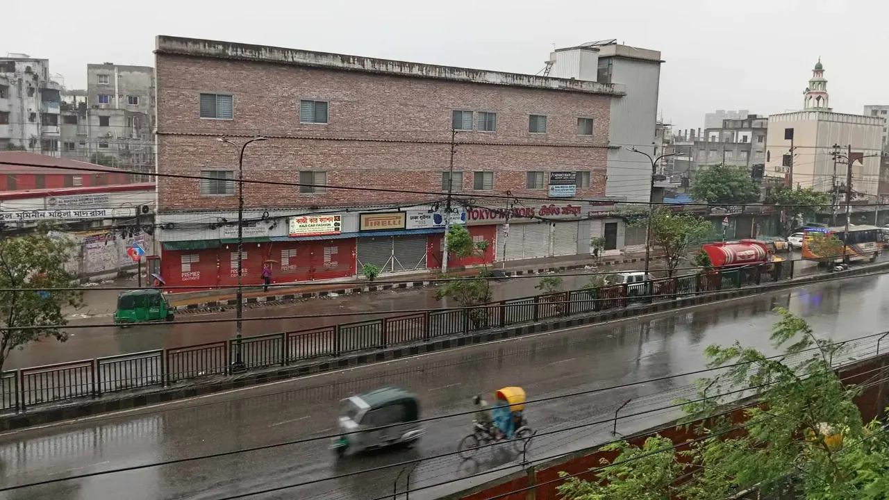 রাজধানীতে ঝরছে রেমালের বৃষ্টি, সঙ্গে দমকা বাতাস