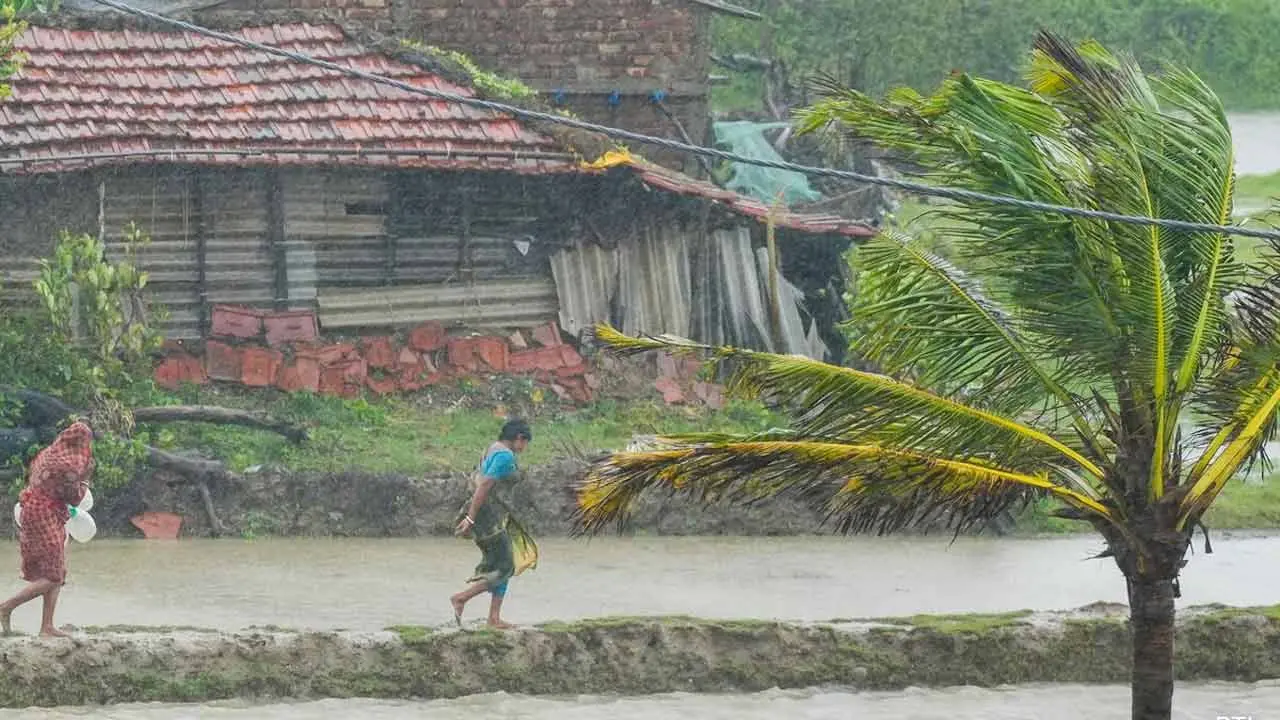 ঘূর্ণিঝড় রেমালের আঘাতে পশ্চিমবঙ্গে নিহত ২