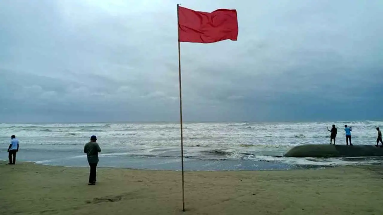 দুর্গত এলাকার সব শিক্ষাপ্রতিষ্ঠান সোমবার বন্ধ