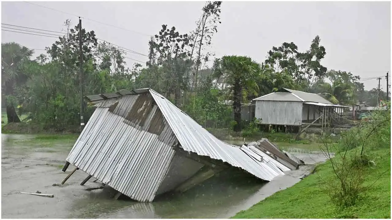 রেমাল কেড়ে নিল বাংলাদেশ-ভারতের ১৬ প্রাণ