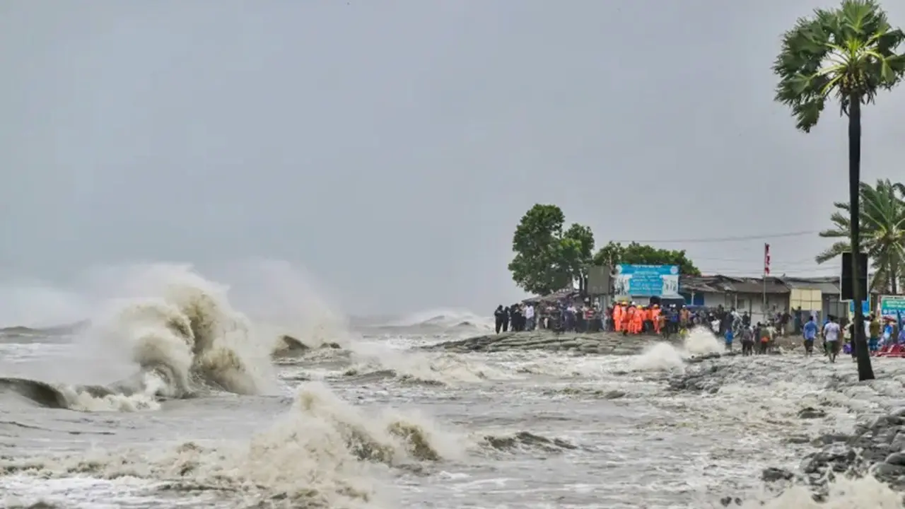 ঘূর্ণিঝড় রেমালের তাণ্ডবে প্রাণ গেল ২১ জনের