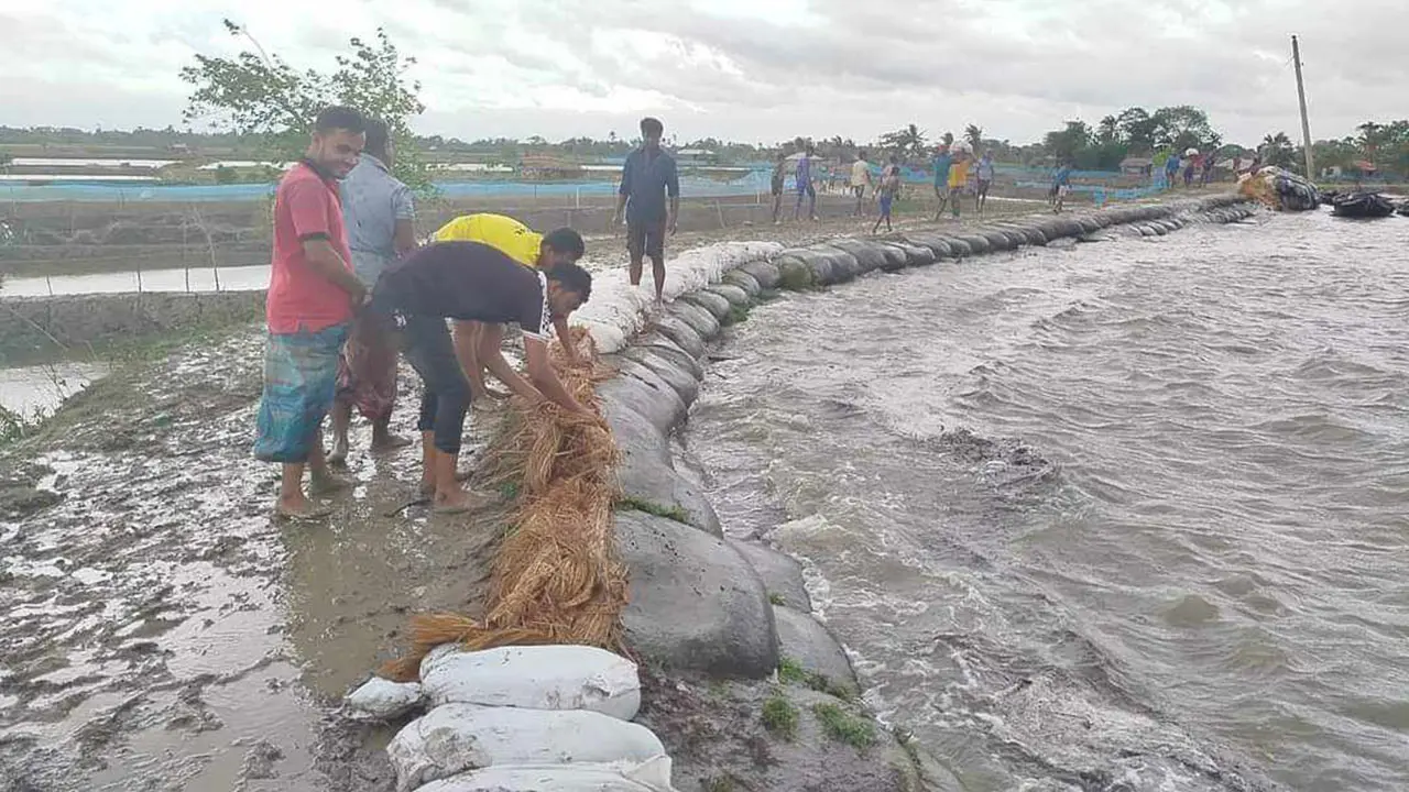 খুলনার ৫৫ পয়েন্টে বাঁধ ভেঙে ও উপচে প্লাবিত লোকালয়