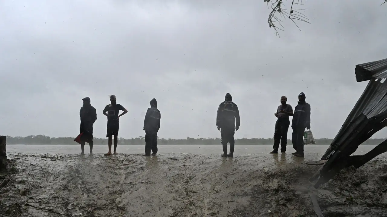 ঘূর্ণিঝড় রেমালের তাণ্ডব দেখুন ছবিতে