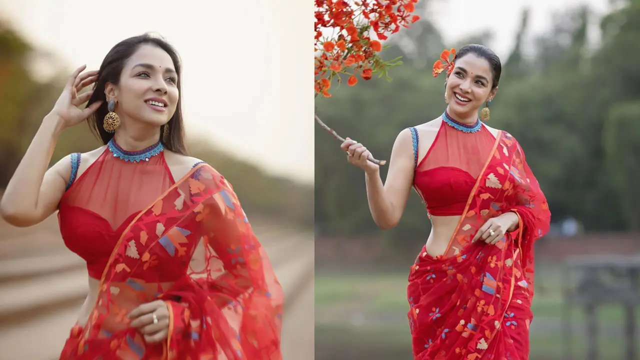 কৃষ্ণচূড়া আর লাল শাড়িতে মোহনীয় রুনা