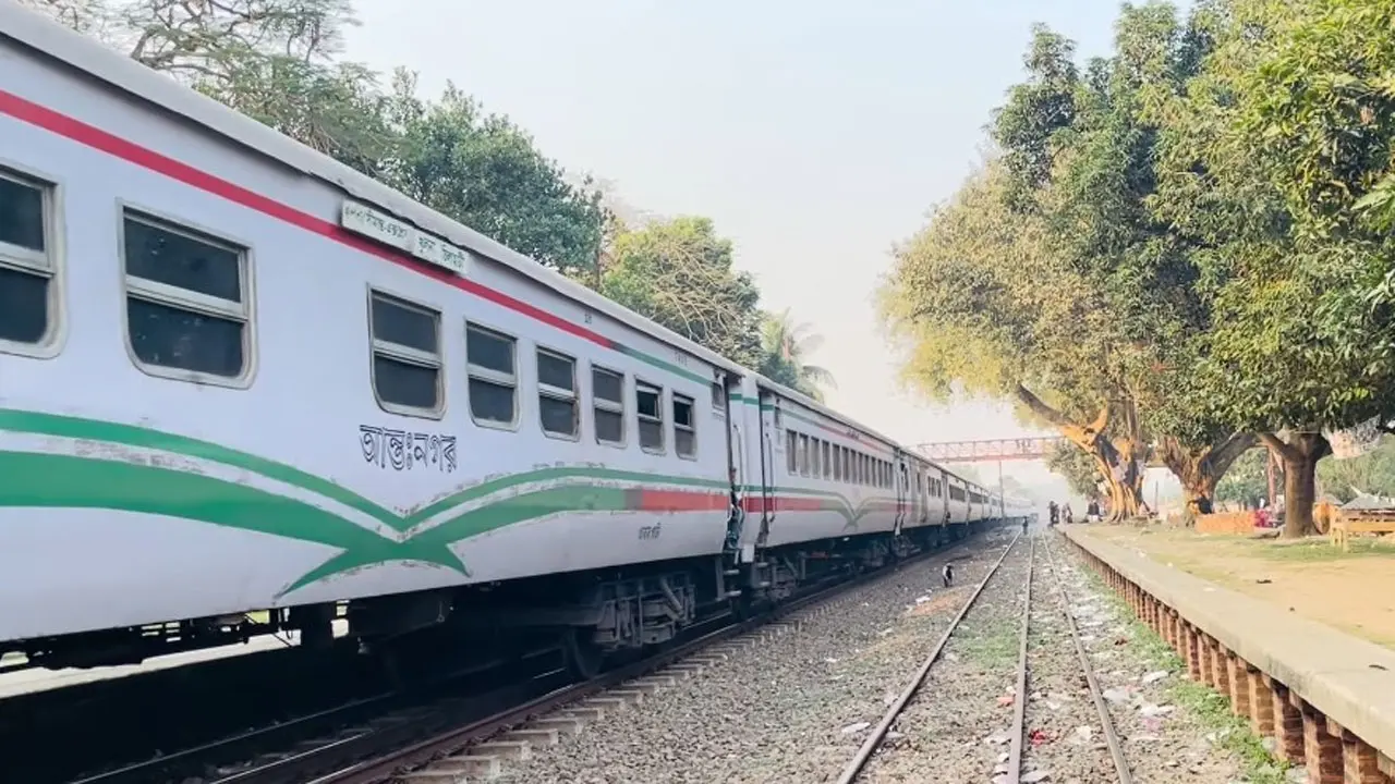 সাদা রেকে বদলে যাচ্ছে ‘তিতুমীর এক্সপ্রেস’ ট্রেন