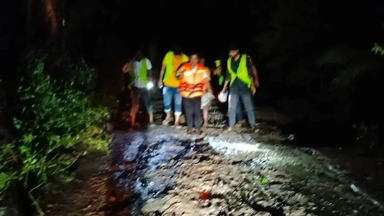সাতক্ষীরা উপকূলে রেমালের তাণ্ডব, পানি বেড়েছে ৭ ফুট