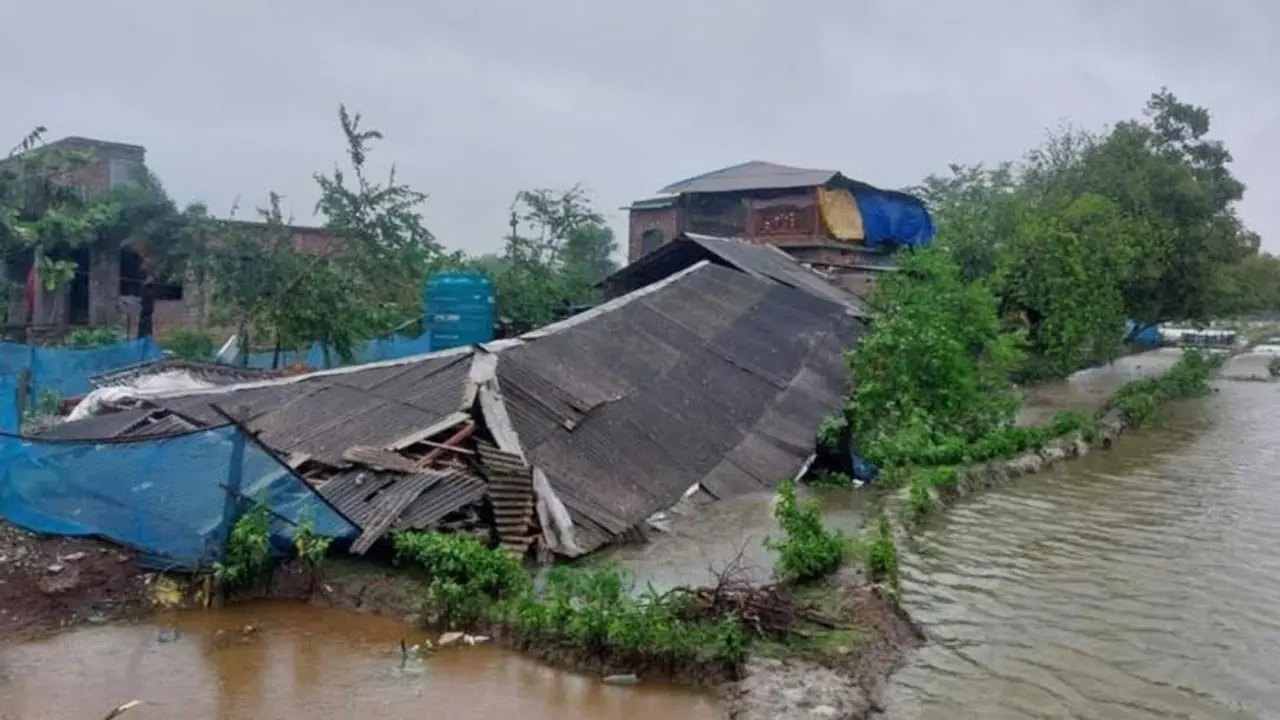 সাতক্ষীরায় রেমালের তাণ্ডব, বিদ্যুৎহীন ৬ লাখ মানুষ 