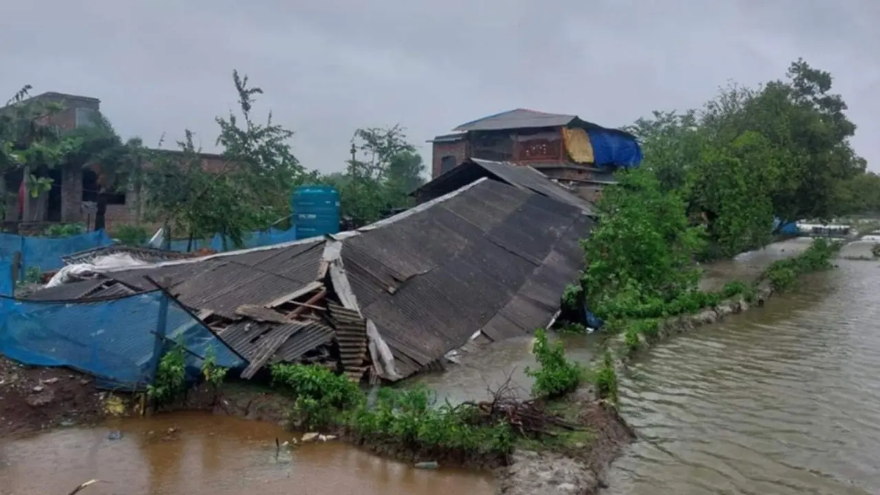 আতঙ্ক কাটেনি সাতক্ষীরা উপকূলের মানুষের