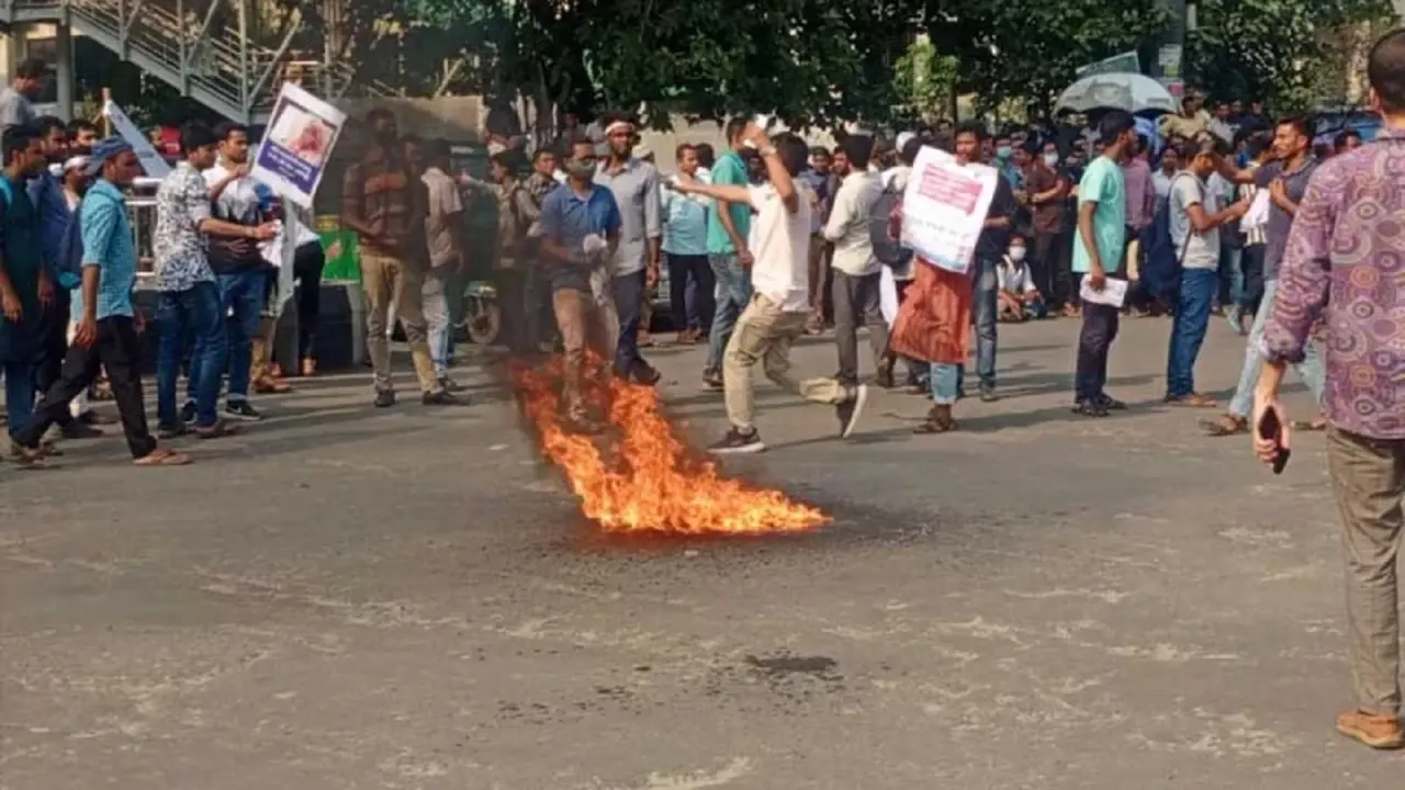 পুলিশি ব্যারিকেড ভেঙে শাহবাগ অবরোধ চাকরিপ্রত্যাশীদের