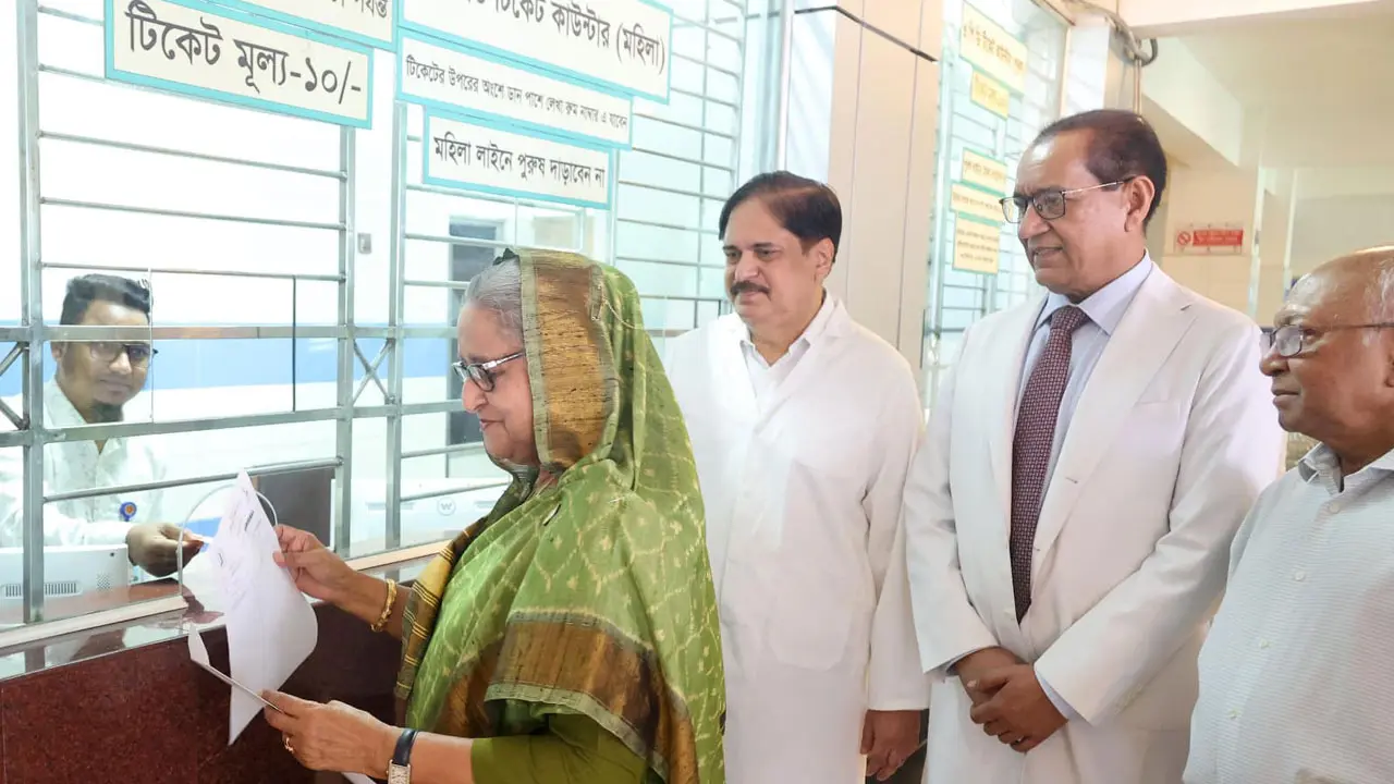 ১০ টাকা দিয়ে টিকিট কেটে চোখ দেখালেন প্রধানমন্ত্রী
