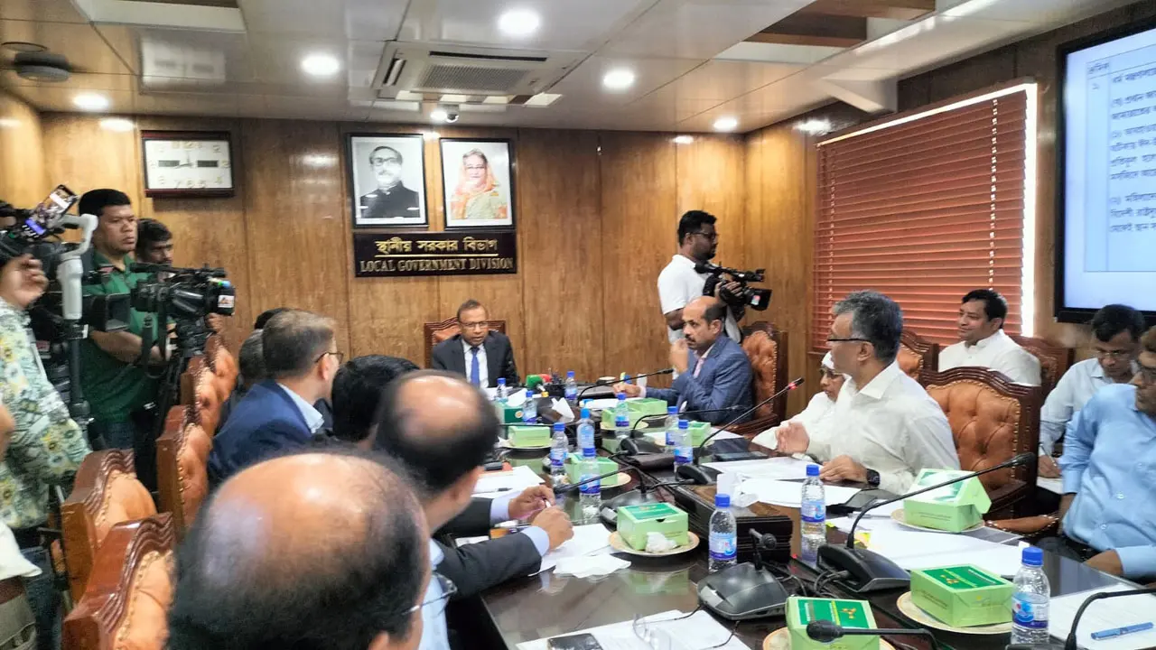 কোরবানির পশুর বর্জ্য অপসারণ নিয়ে কঠোর হুঁশিয়ারি মন্ত্রীর