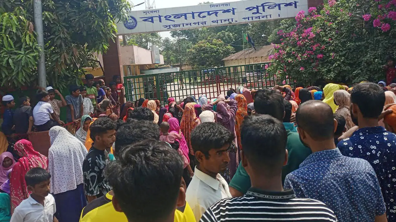 পাবনায় চেয়ারম্যান প্রার্থীর মুক্তির দাবিতে থানা ঘেরাও করে বিক্ষোভ