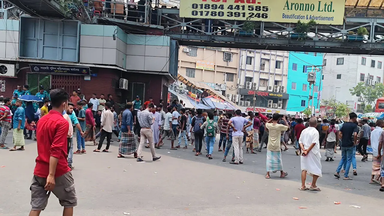 ব্যাটারিচালিত অটোরিকশা চালকদের সড়ক অবরোধে ভোগান্তি