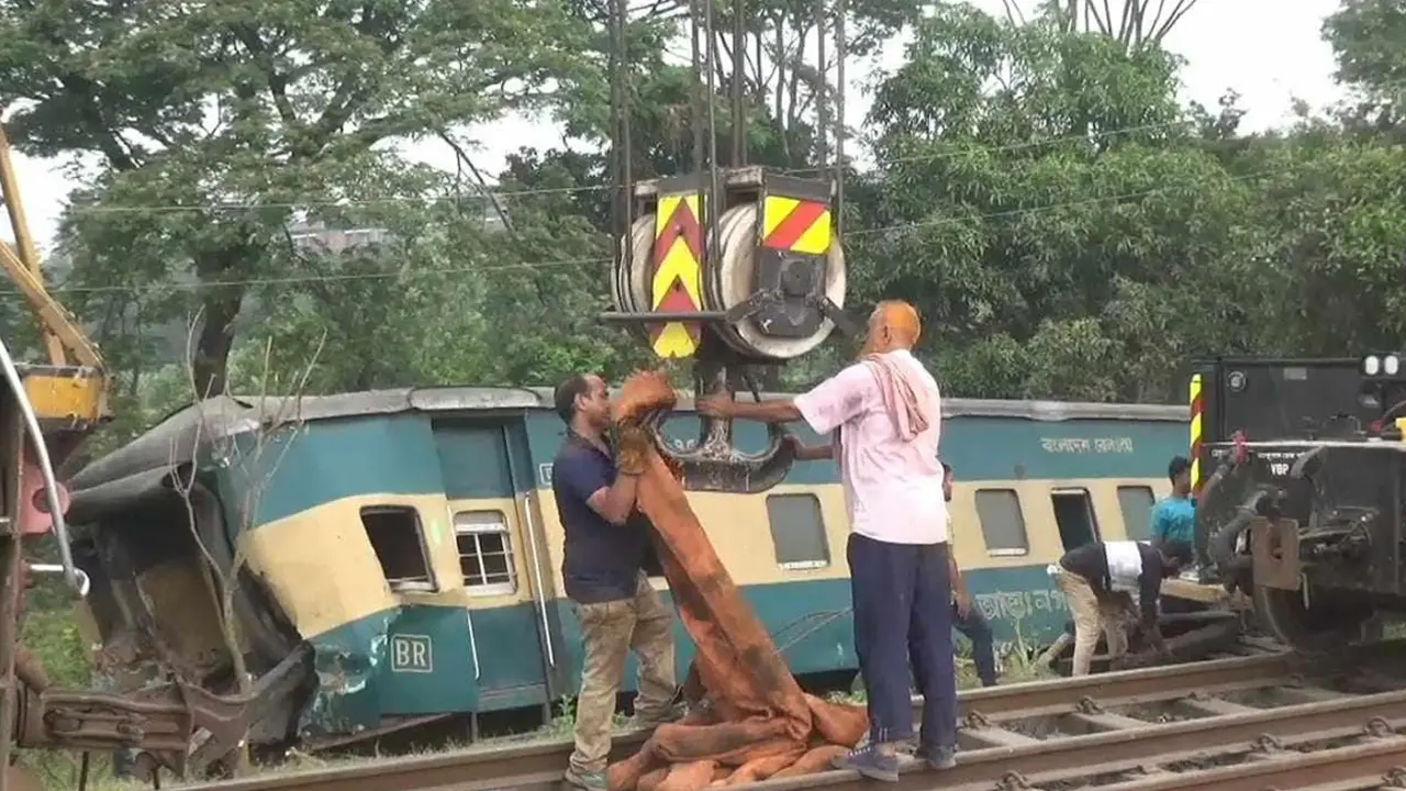গাজীপুরে ট্রেন দুর্ঘটনা : ২৩ ঘণ্টাতেও শেষ হয়নি উদ্ধার অভিযান