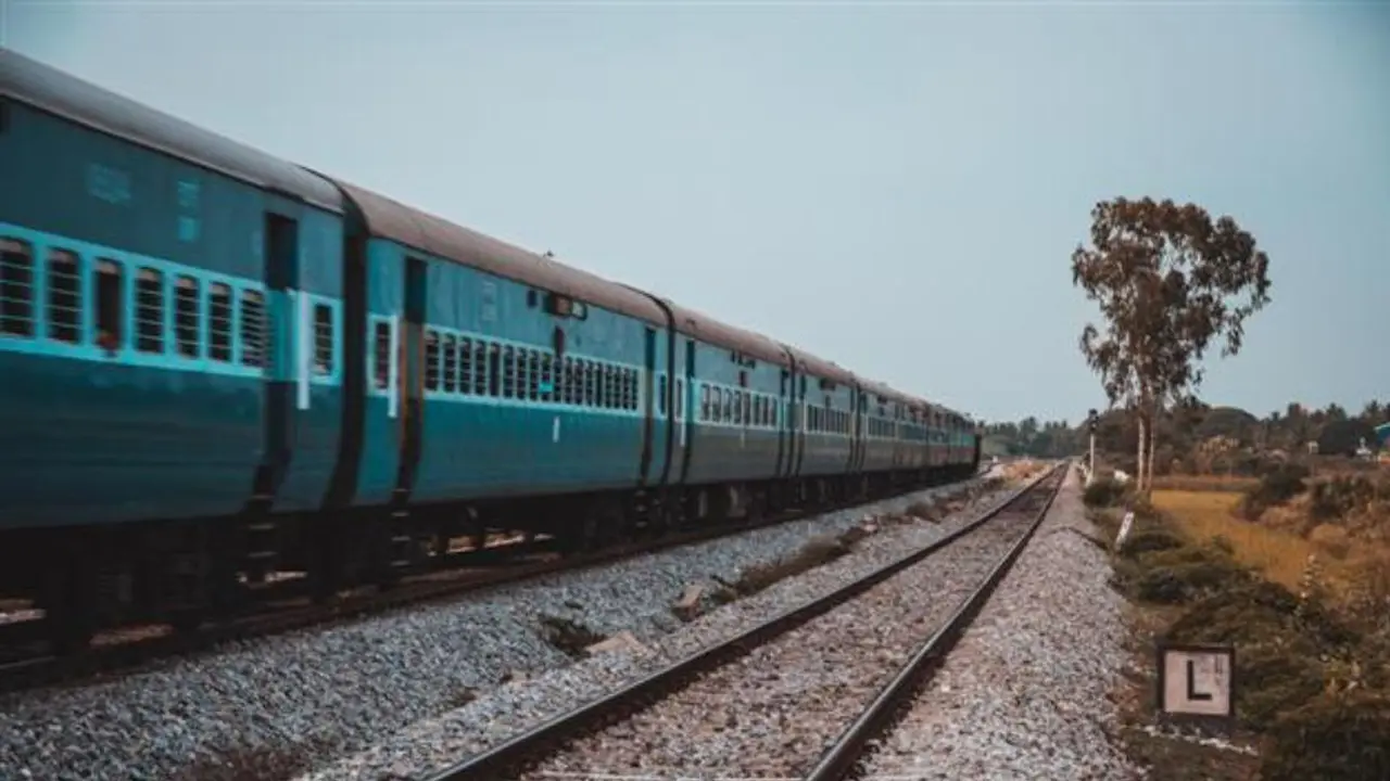 ডিউটির মধ্যেই ঘুমিয়ে গেলেন স্টেশন মাস্টার! অতঃপর…