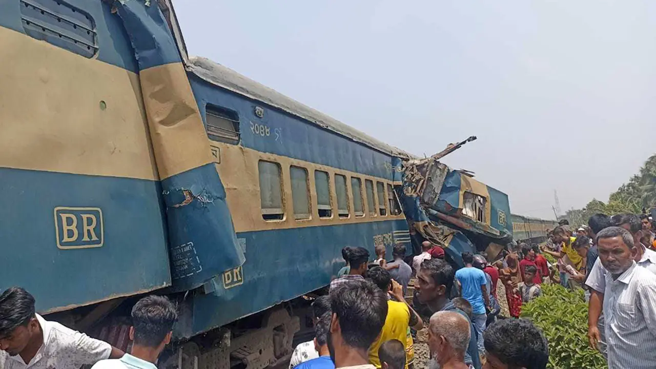 গাজীপুরে দুই ট্রেনের মুখোমুখি সংঘর্ষ