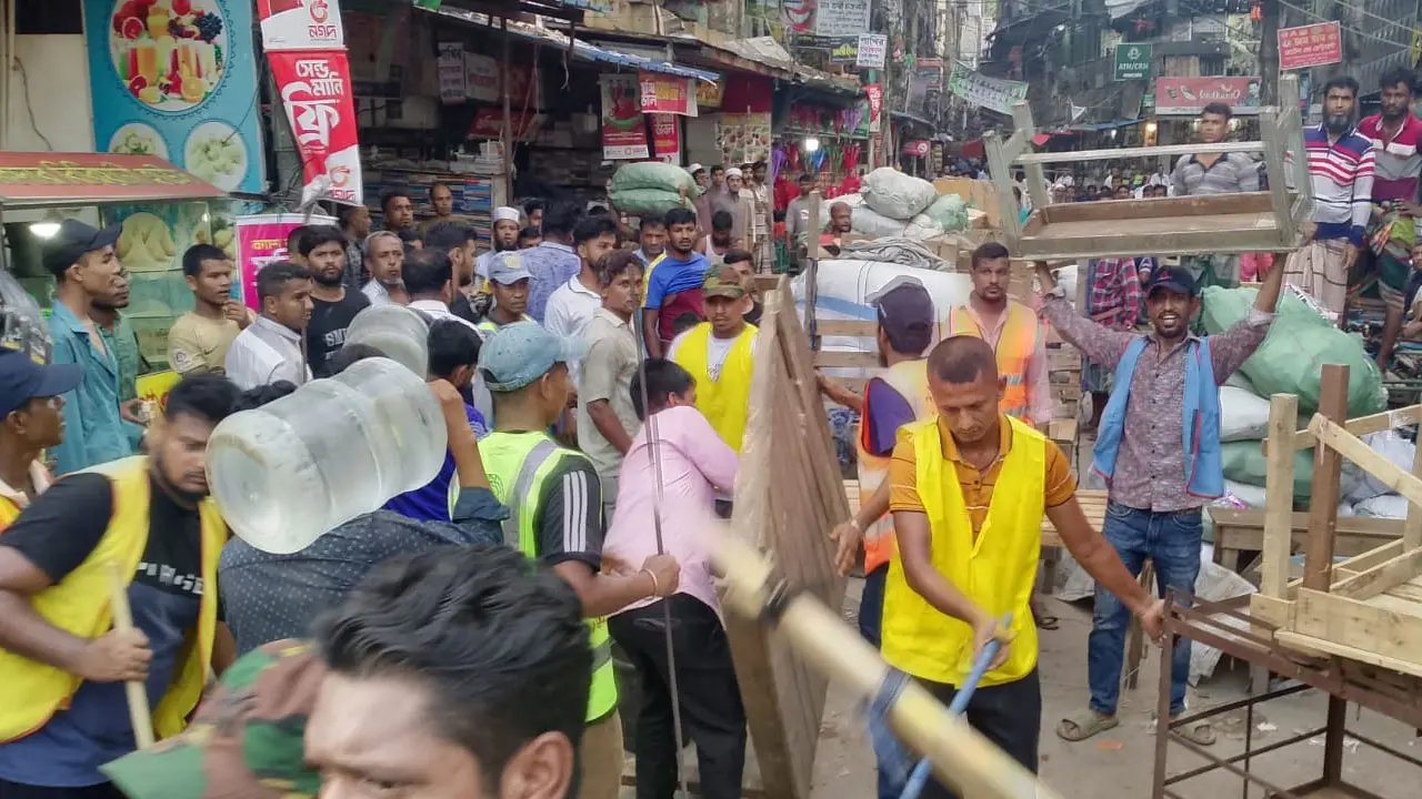 চট্টগ্রামে দুই শতাধিক অবৈধ স্থাপনা উচ্ছেদ