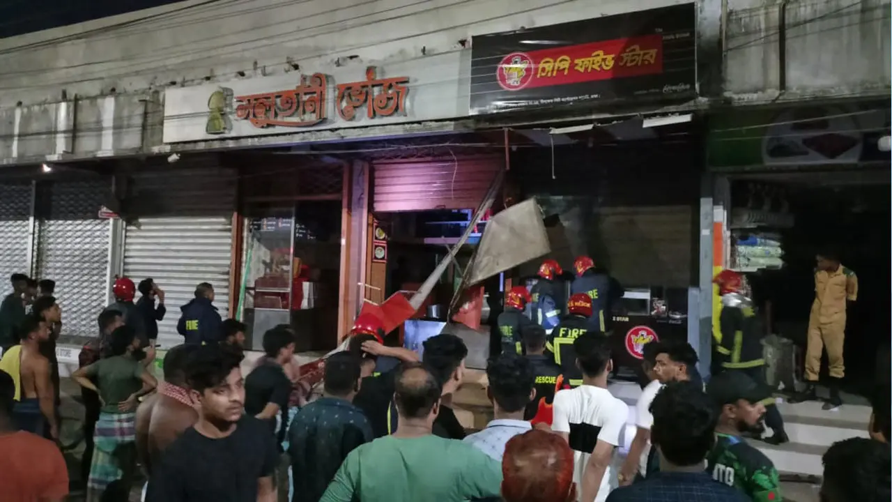 নীলক্ষেতের দুই রেস্টুরেন্টে আগুন