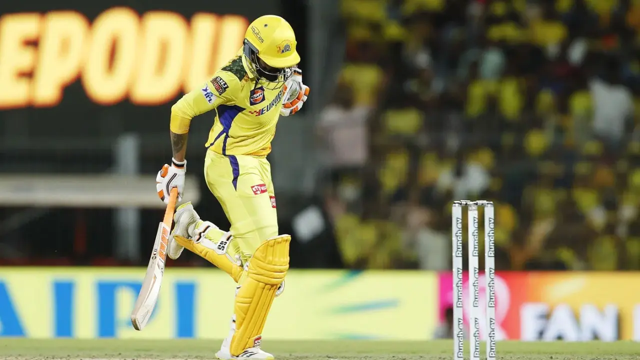 ৫ বছর পর আইপিএলে অবস্ট্রাক্টিং দ্য ফিল্ড জাদেজা