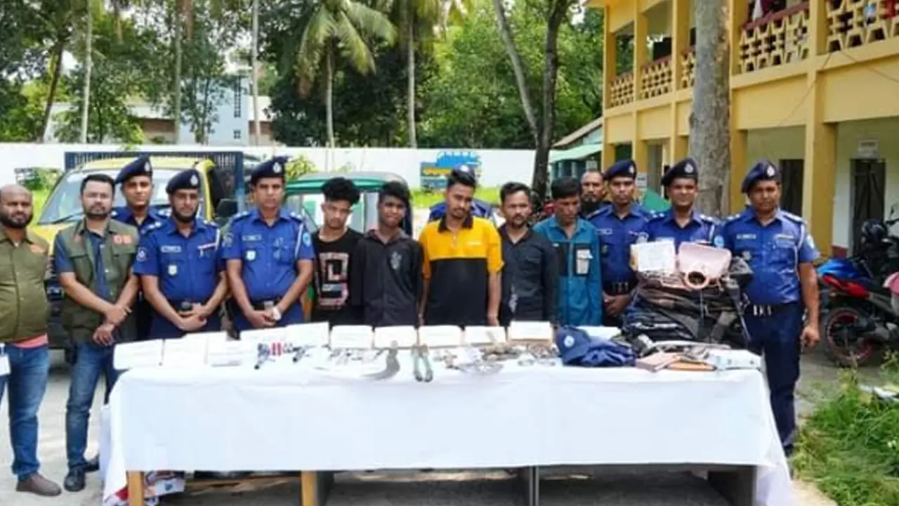 কুমিল্লায় পুলিশ পরিচয়ে ছিনতাই, গ্রেপ্তার ৫