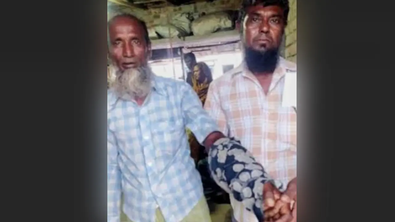 বাঘের পর এবার কুমিরের মুখ থেকে বেঁচে ফিরলেন মৌয়াল