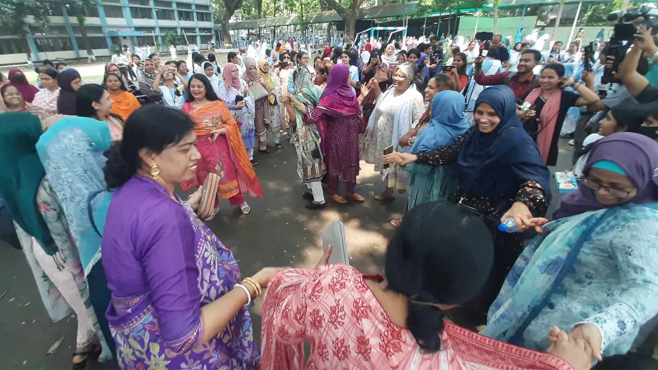 ভিকারুননিসায় শিক্ষার্থী-অভিভাবকদের বাঁধভাঙা উল্লাস