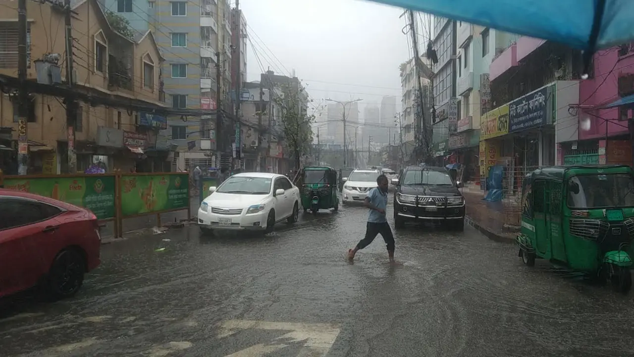 ঢাকা দক্ষিণে জলাবদ্ধতা নিরসনে মাঠে নেমেছে ৯১ দল, হটলাইন চালু
