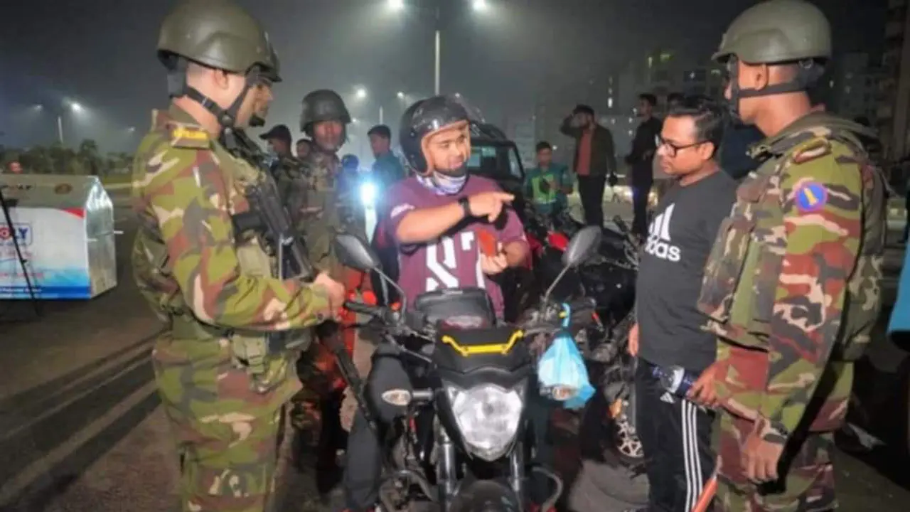 ৩০০ ফিট সড়কে যৌথ অভিযানে ১১৯ গাড়িকে মামলা-জরিমানা