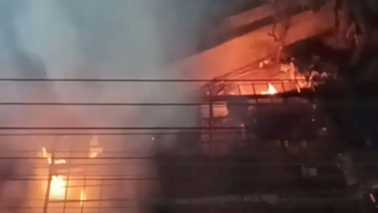 চট্টগ্রামে কর্ণফুলী সুপার মার্কেটে আগুন