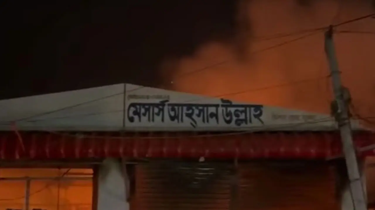 খুলনায় পাটের বস্তার গোডাউনে আগুন