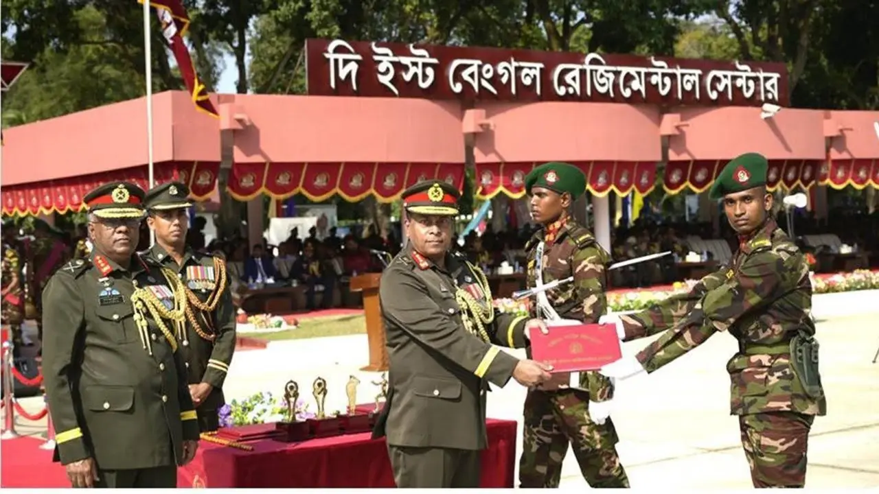 সেনাবাহিনীর ইস্ট বেঙ্গল রেজিমেন্টের রিক্রুট ব্যাচের কুচকাওয়াজ
