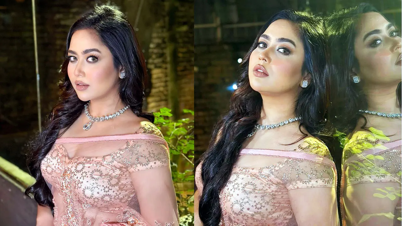 শাড়িতে নজর কাড়লেন ভাবনা
