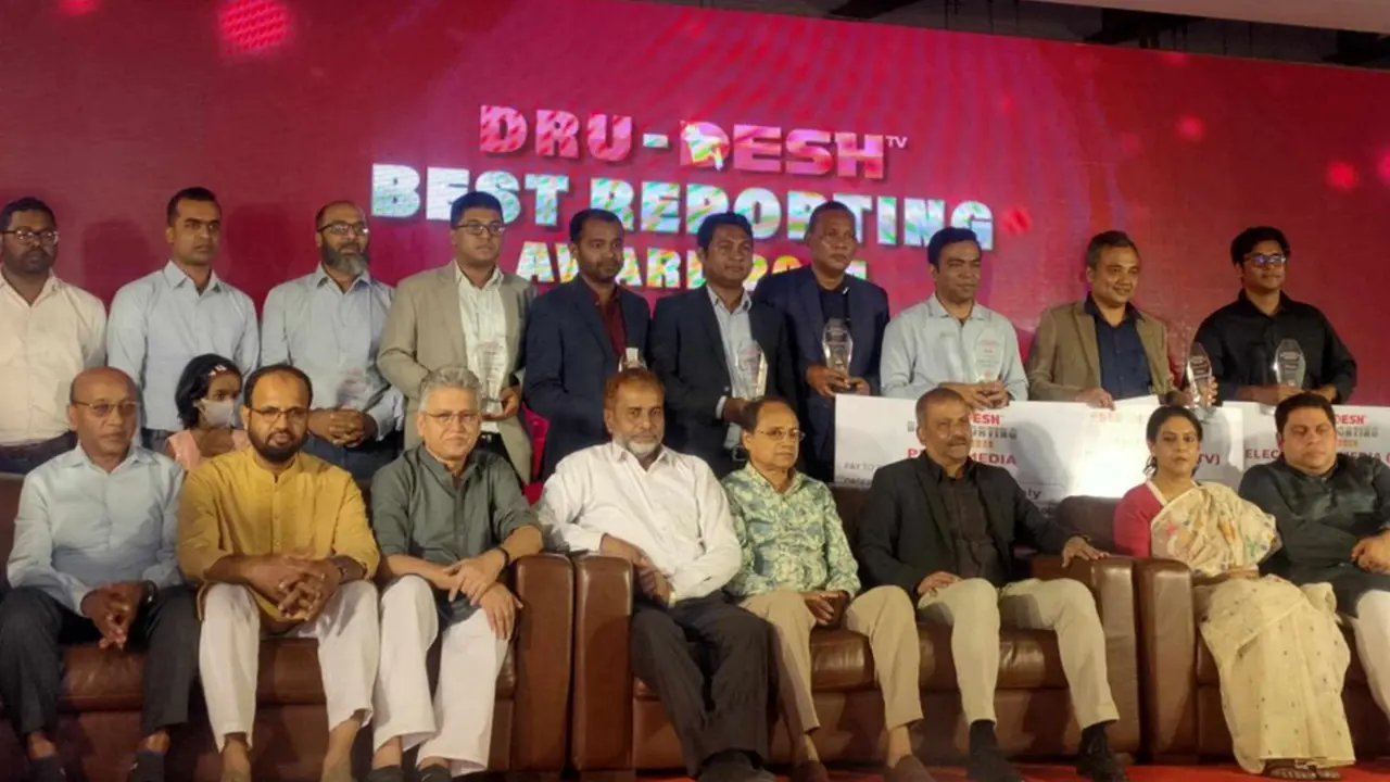 ডিআরইউ-দেশ টিভি বেস্ট রিপোর্টিং অ্যাওয়ার্ড পেলেন ১১ সংবাদকর্মী